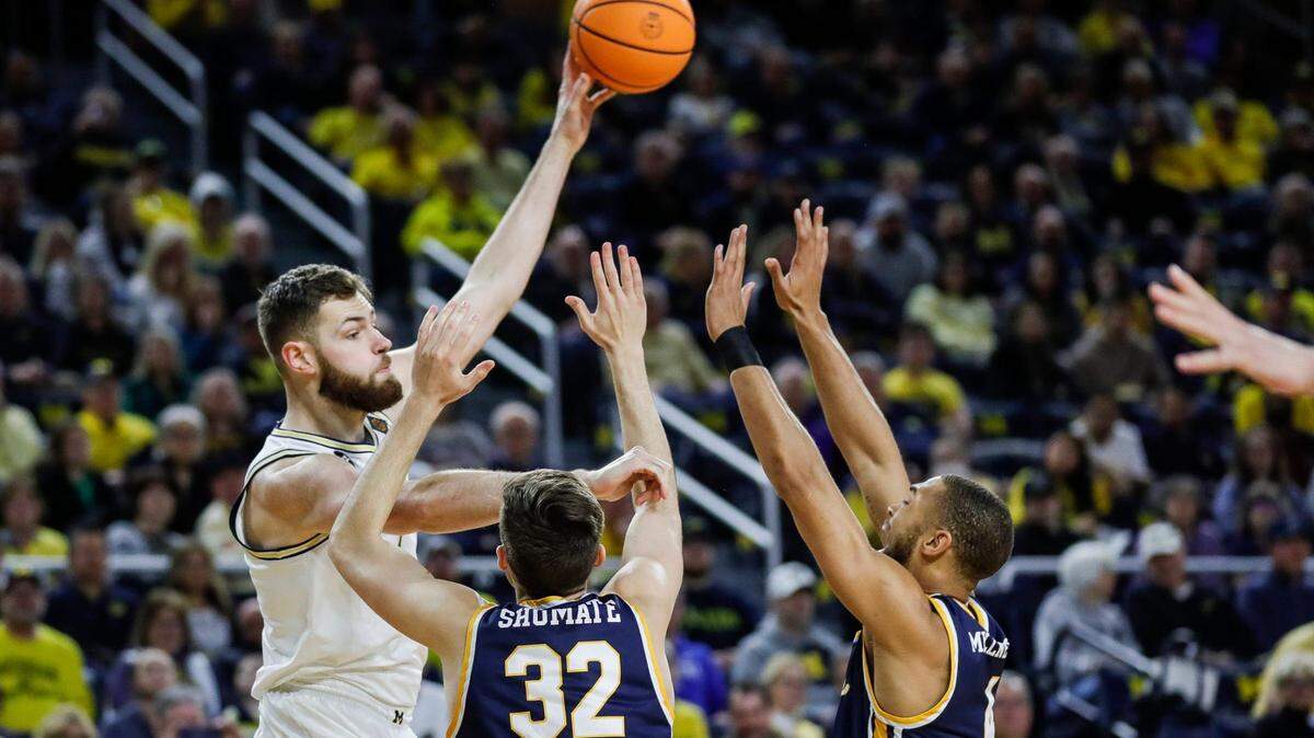 Michigan center Hunter Dickinson makes a pass against Toledo forward JT Shumate during the first half of the first round of the NIT at Crisler Center in Ann Arbor on Tuesday, March 14, 2023.