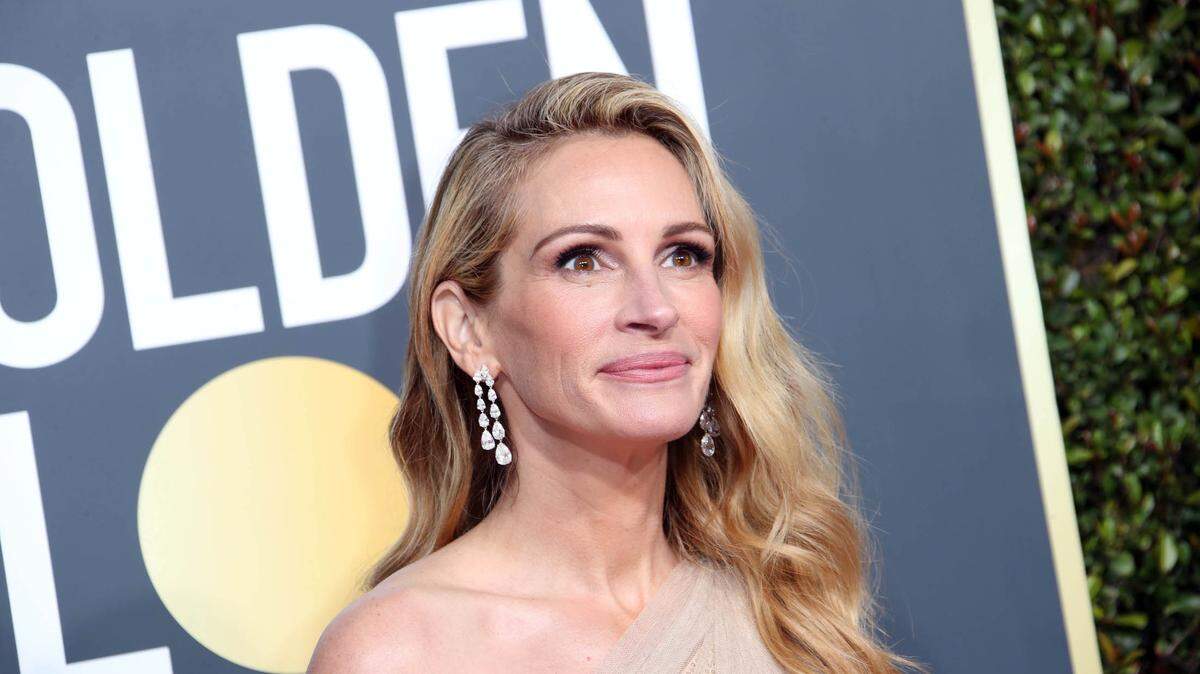 Julia Roberts arrives at the 76th Golden Globe Awards at the Beverly Hilton.