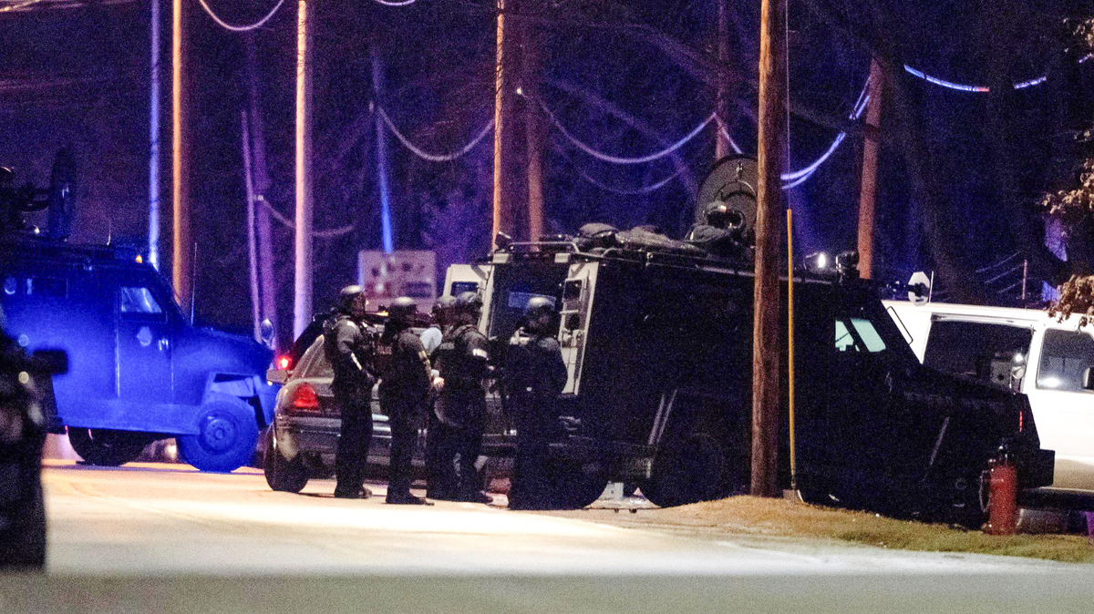 Live updates: Kansas City police officers shot, in standoff | Kansas ...