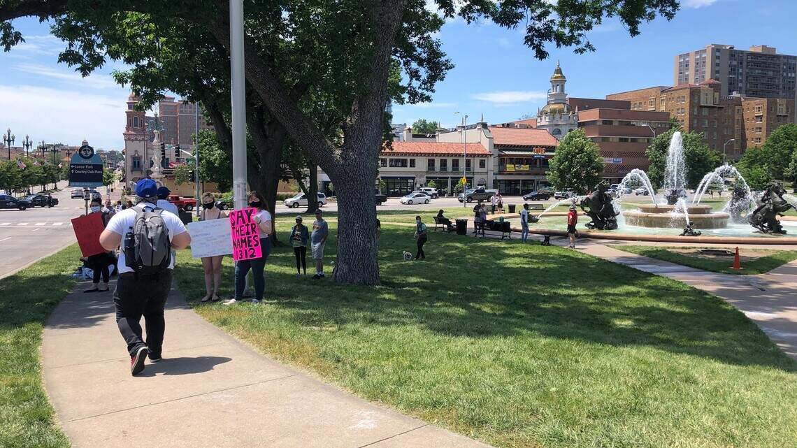 Crowd gathers Monday on Plaza for fourth day of George Floyd protests in Kansas City