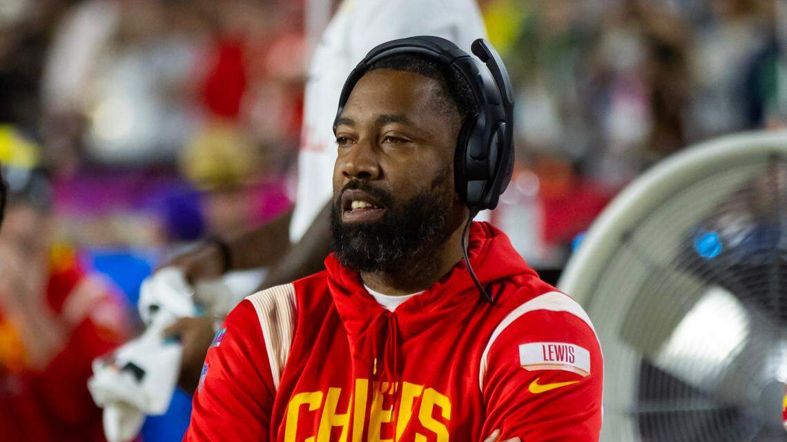 Kansas City Chiefs running backs coach Greg Lewis against the Philadelphia Eagles during Super Bowl LVII at State Farm Stadium on Feb. 12, 2023.