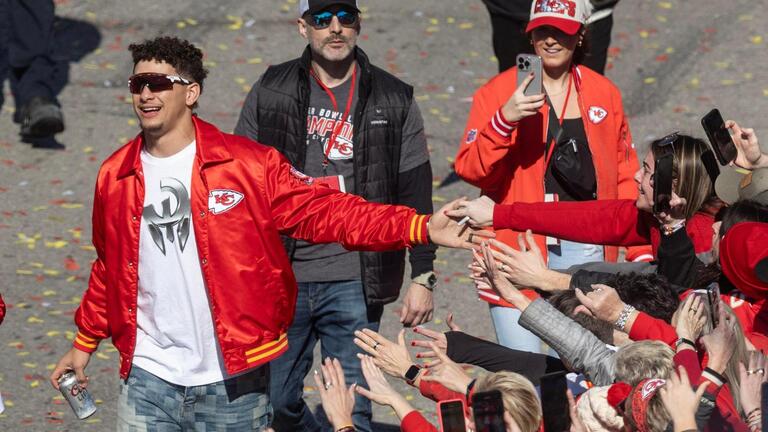 KC Chiefs exchange valentine love with giddy fans on sunny Super Bowl parade route