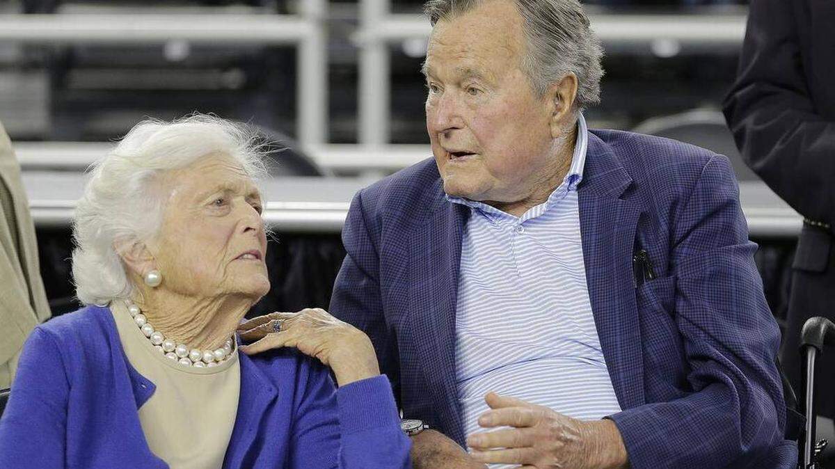Former President George H.W. Bush and his wife, Barbara Bush, wearing her iconic pearl necklace at a college basketball game in 2015.