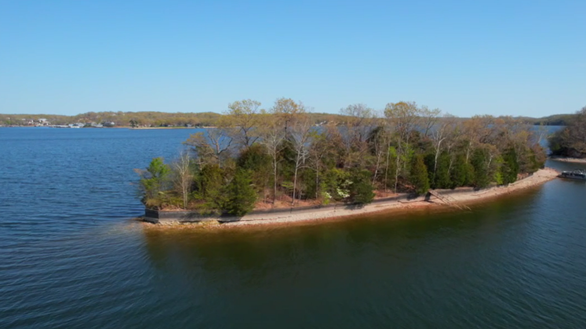 This private island was listed for $1 million in Missouri. 