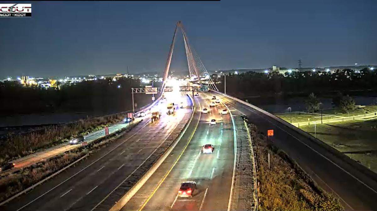 A crash forced the southbound lanes of Interstates 29/35 to close just past the Bond Bridge, backing up traffic headed into downtown Kansas City. Drivers headed into the downtown area from the Northland should plan for delays.
