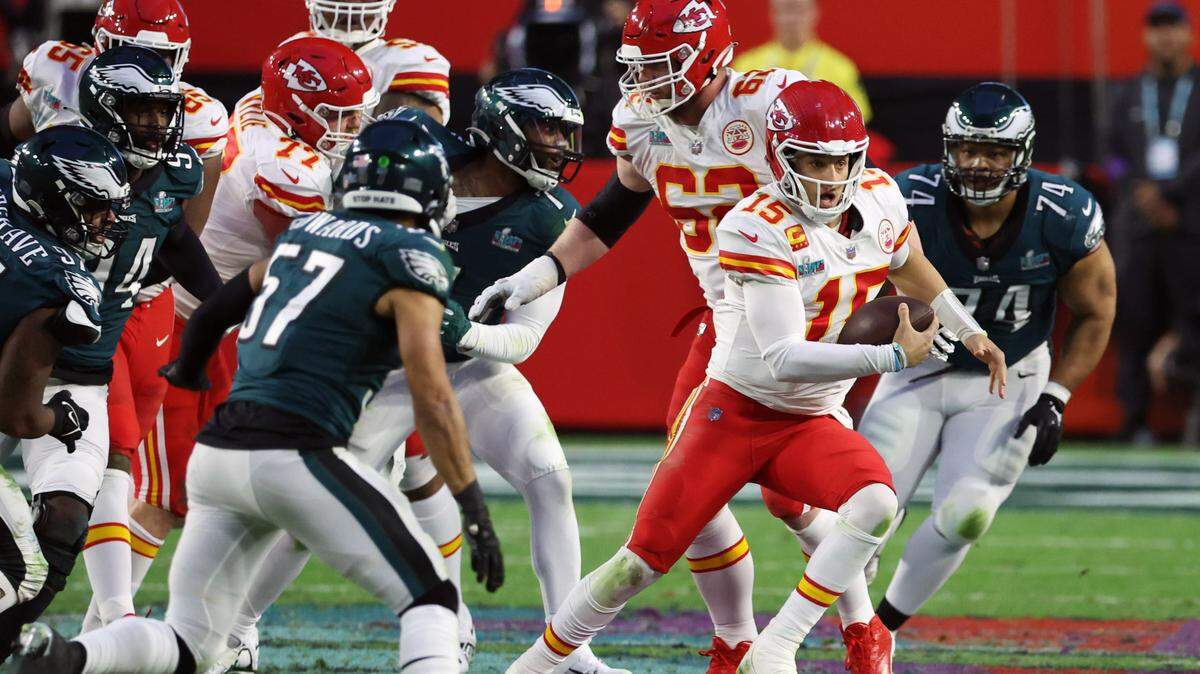 Chiefs quarterback Patrick Mahomes (15) runs against the Philadelphia Eagles in the second quarter of Super Bowl LVII at State Farm Stadium in Glendale, Arizona, on Feb. 12, 2023.