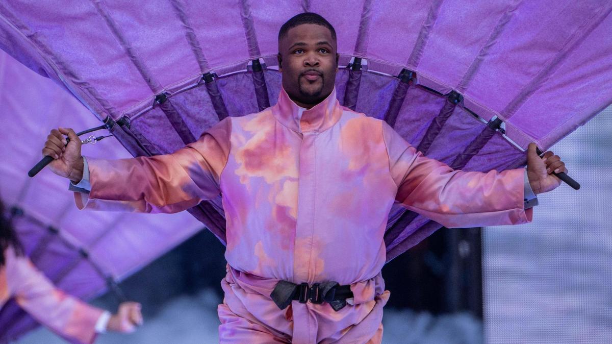 ‘You are AMAZING!’ Taylor Swift backup dancer has ties to Kansas City Chiefs and UMKC