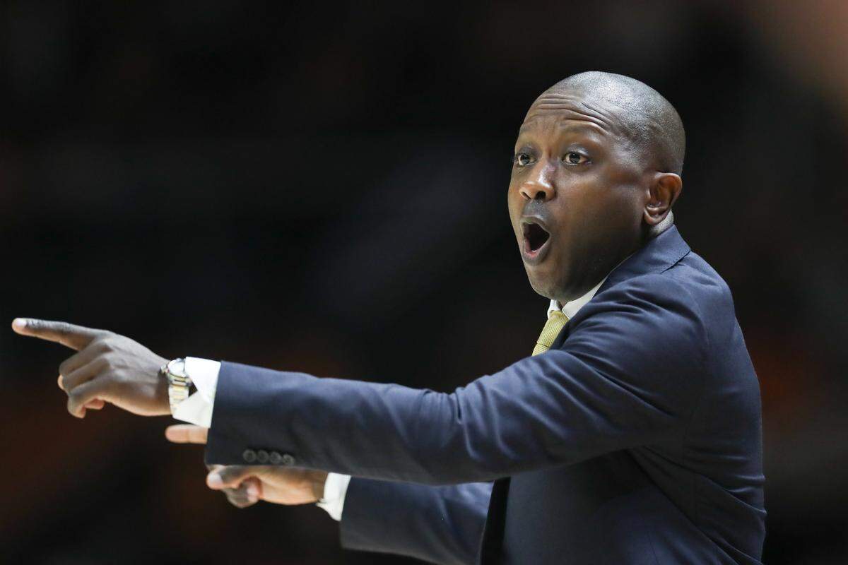Missouri Tigers head coach Dennis Gates during the first half against the Tennessee Volunteers at Thompson-Boling Arena at Food City Center on Feb. 5, 2025.