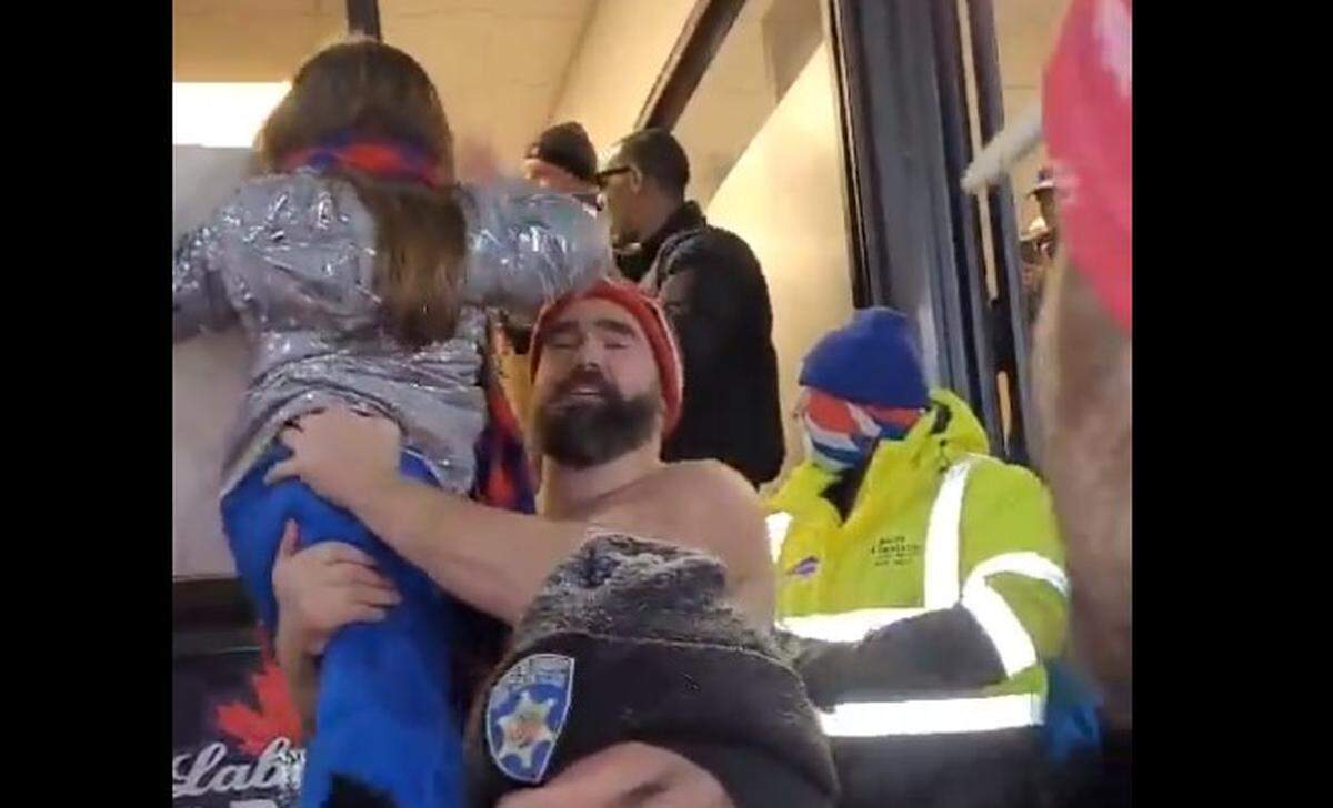 Jason Kelce held up a young fan in Buffalo so she could show her sign to Taylor Swift.