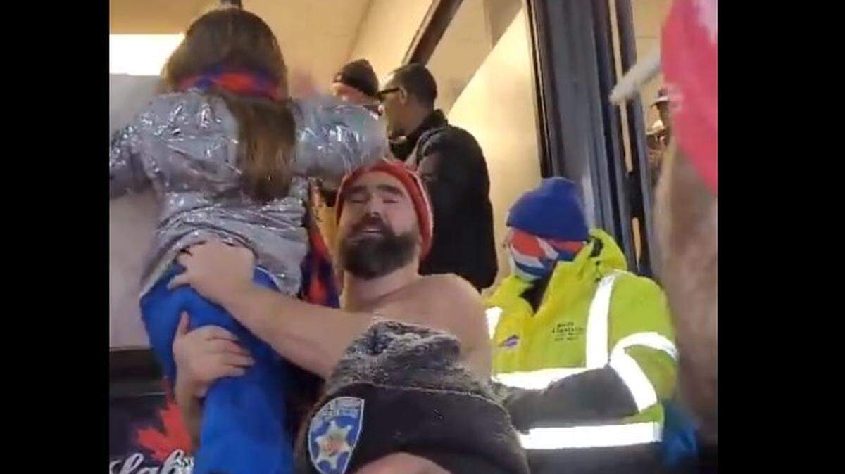 Jason Kelce made sure a young fan got to see Taylor Swift and the singer got to see the girl’s sign.