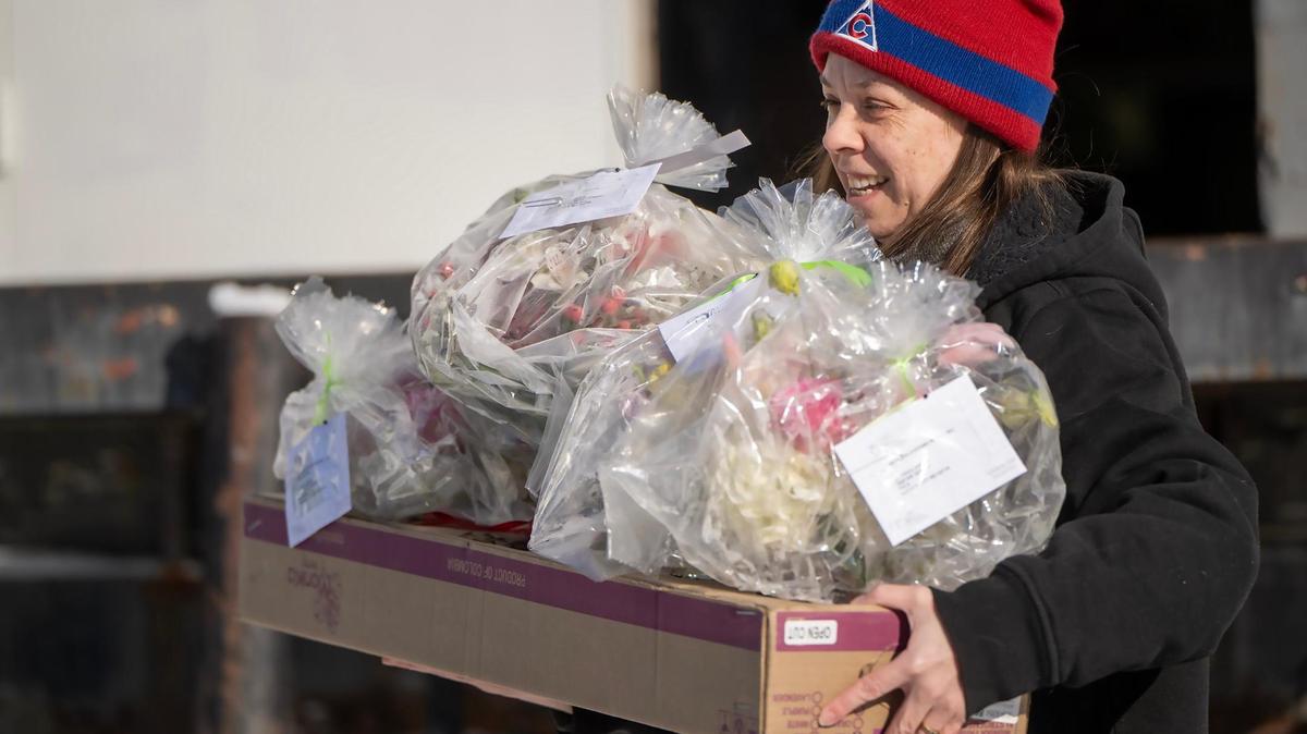 Ashlie Santini, a contract delivery driver for Toblers Flowers, carries Valentine’s Day floral arrangements wrapped in plastic to the car to deliver on Thursday, February 13, 2025, in Kansas City. Toblers expects their 50 to 80 drivers to deliver between 2,000 and 2,500 arrangements on Thursday and Friday. Due to Wednesday’s snowstorm, all deliveries were rescheduled for those two days.
