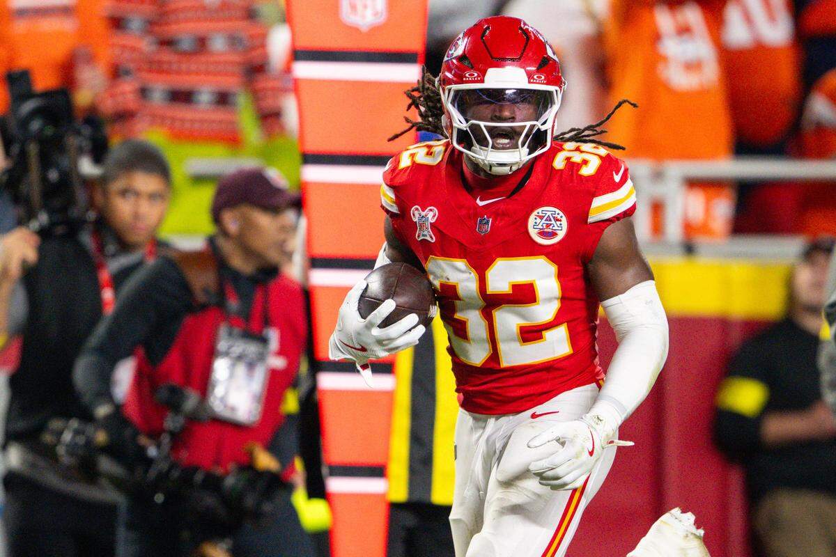 Kansas City Chiefs linebacker Nick Bolton (32) runs with the ball after an interception in the first half of the Chiefs game vs. the Denver Broncos on Thursday, December 25, 2025, at GEHA Field at Arrowhead Stadium.