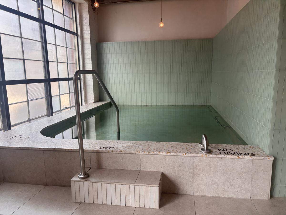 A photo of Kla’s mineral float bath.