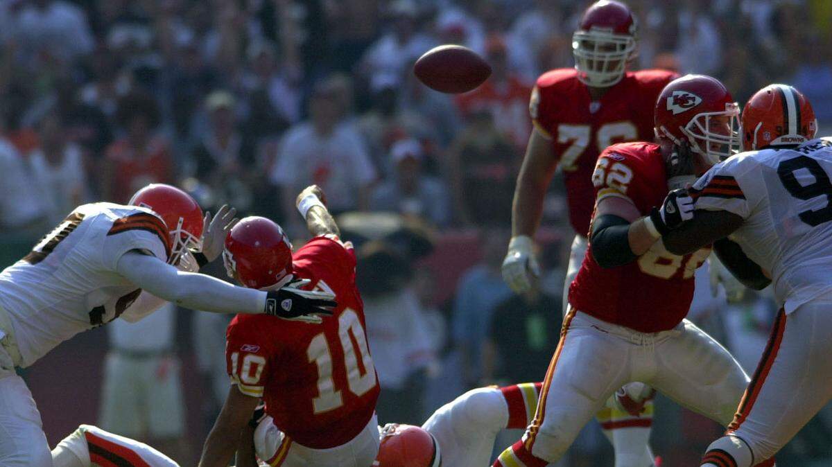 JEFF ROBERSON//The Kansas City Star Chiefs quarterback Trent Green laterals the ball to John Tait (76) before hitting the turn with no time left on the clock during the Kansas City Chiefs-Cleveland Browns game Sunday Sept. 8, 2002 In Cleveland, Ohio. Tait ran with the ball into field goal range and with the help of a penalty by the Browns helped them to an inprobable 40-39 victory.