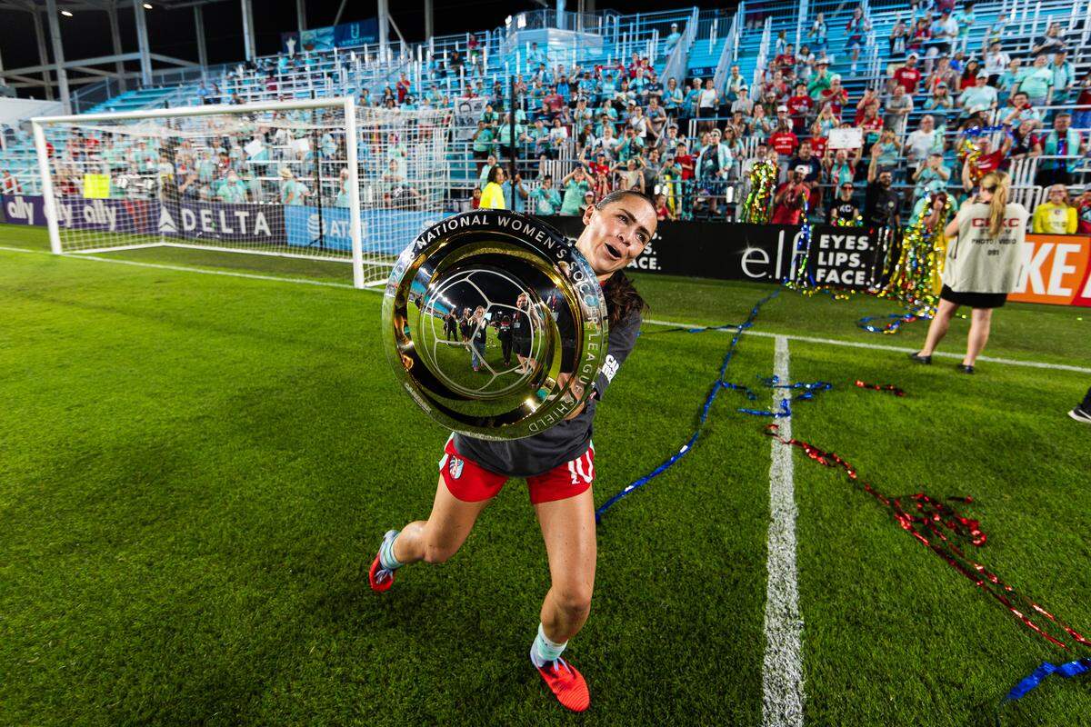 Kansas City Current captain Lo LaBonta holds the NWSL Shield after a 2-0 win on Saturday, Sept. 20, 2025, at CPKC Stadium.