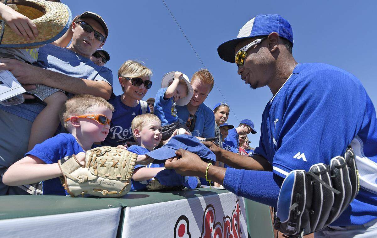 Kansas City Royals outfielder Terrance Gore signs autographs for a group of fans from Leawood, Kansas (from left, Gibson Ramsey, 4, Andrew Gambach, 4, Sarah Gambach, Gavin Ramsey, 2, and Grant Ramsey) before a 2015 spring training game against the Los Angeles Angels in Tempe, Arizona.