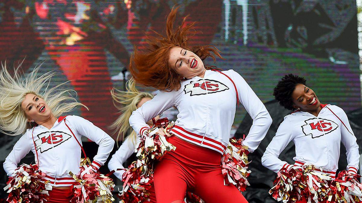 Chiefs’ cheerleaders took the stage during a Super Bowl LIVE pep rally hosted by play-by-play announcer Mitch Holthus in downtown Miami before Super Bowl LIV in 2020.
