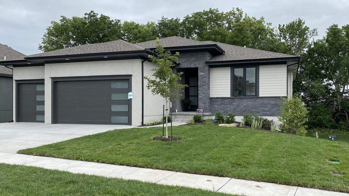 Don Julian Builders debuts their newest reverse, the Brentwood II, at 17205 Parkhill. The home features a covered deck backing east to the neighboring tree line, an owner’s suite plus office nook on the first floor, three additional bedrooms on the lower level, a walkout basement with covered patio and stunning modern finishing touches. Wait until you see the owner’s bedroom bath with open, glassed-in shower! The home is offered at $609,900 and open today until 5 p.m.