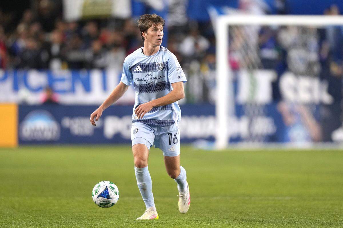 Sporting Kansas City midfielder Jacob Bartlett (16) dribbles against the San Jose Earthquakes during the first half at PayPal Park on April 19, 2025.