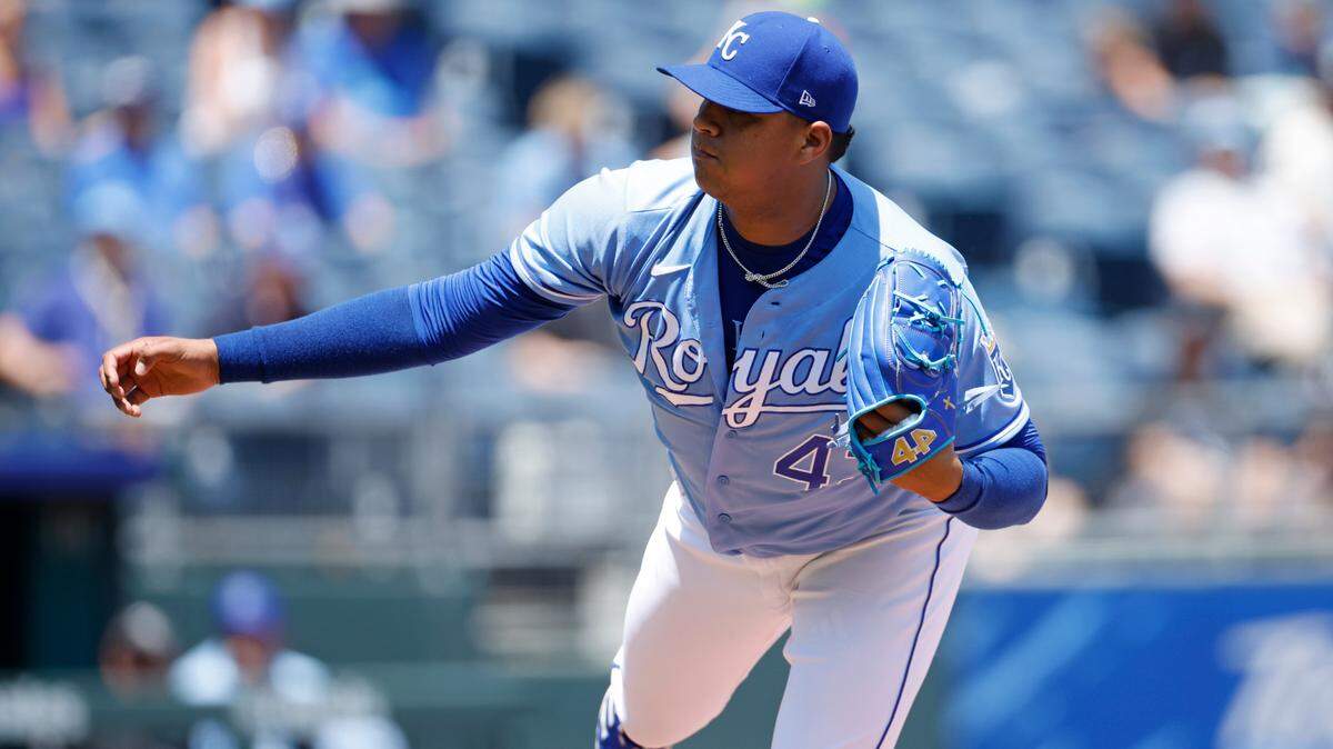 Kansas City Royals pitcher Carlos Hernandez delivers to a Chicago White Sox batter during the first inning of a baseball game at Kauffman Stadium in Kansas City, Mo., Thursday, July 29, 2021. (AP Photo/Colin E. Braley)