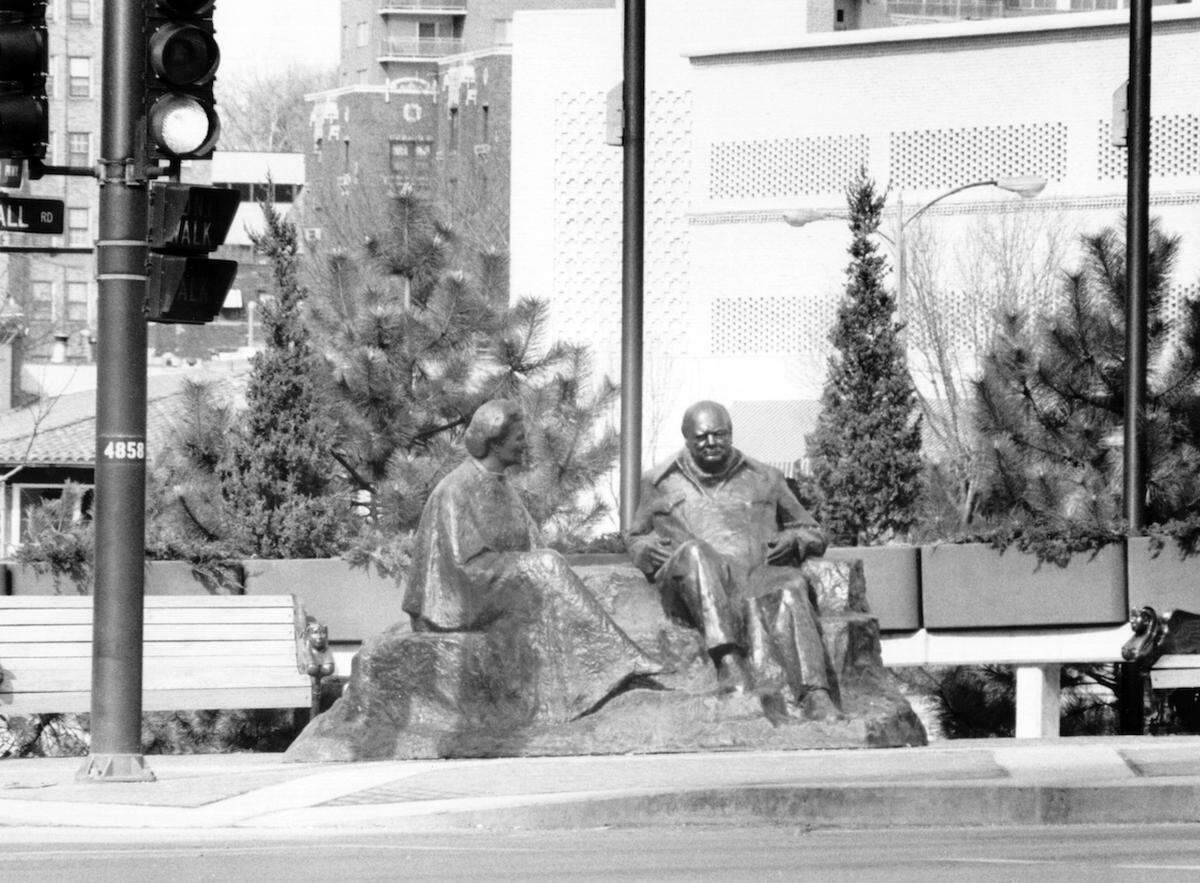 The statue of Winston and Clementine Churchill, “Tribute to Married Love,” by Oscar Nemon, at the northwest corner of Wornall and Ward Parkway. Missouri Valley Special Collections, General Collection (P1.)