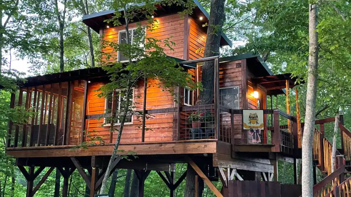 Graham’s Treehouse, named after Denise and Stan Wood’s soon, is northwest of Kansas City, 15 minutes from Leavenworth.