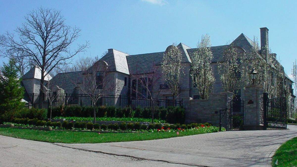 This is Travis Kelce’s new $6 million home in Leawood on a sprawling estate in the gated community of Tomahawk Creek Estates. Kelce’s girlfriend, Grammy-winning singer Taylor Swift, is expected to spend time there over the coming weeks.