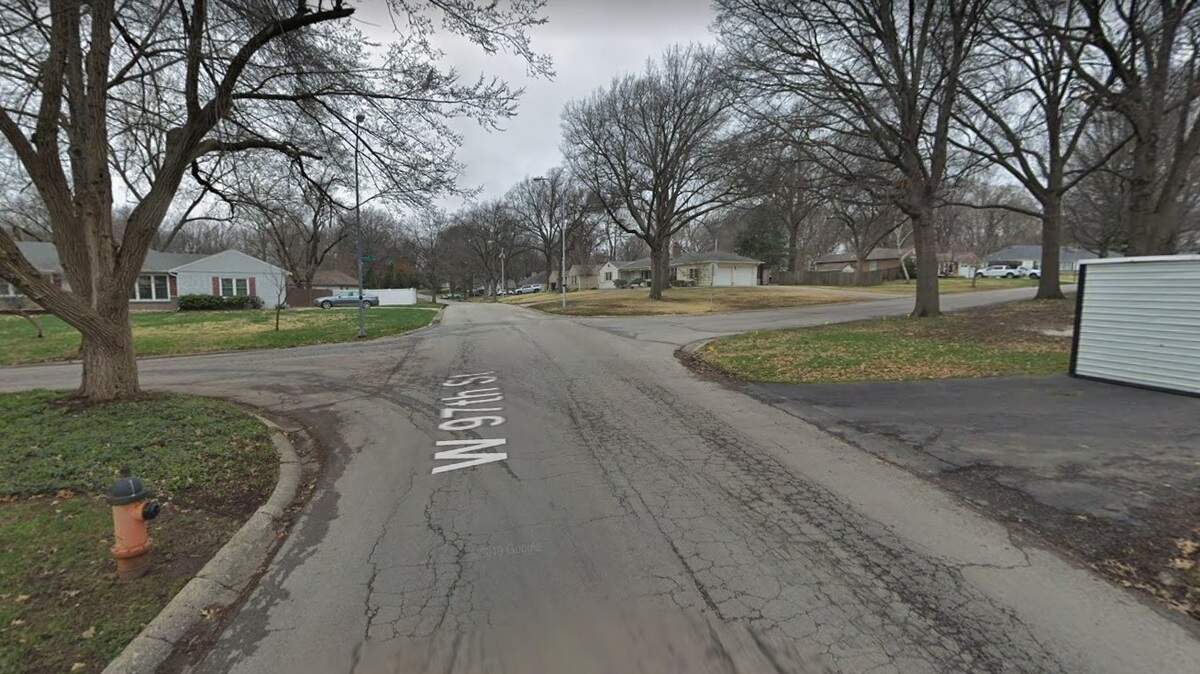 Kansas City police officer injured in two-vehicle crash | Kansas City Star