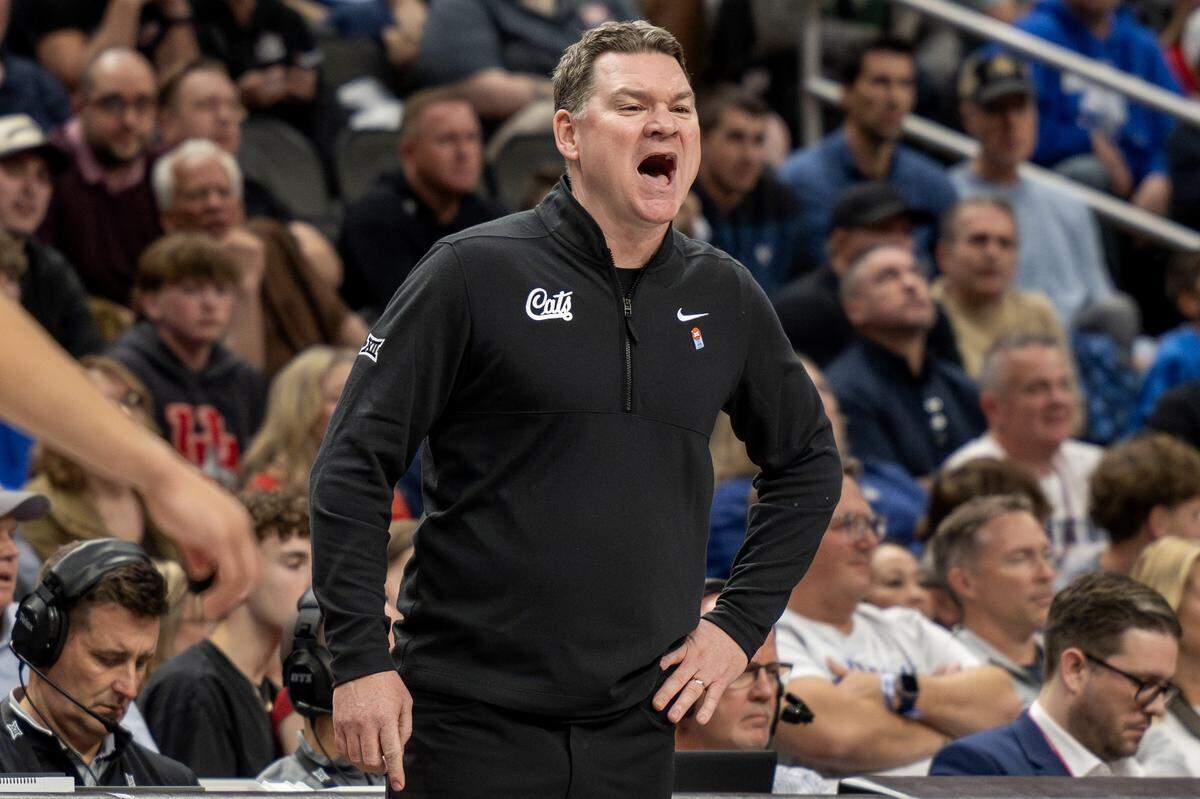 Arizona Wildcats head coach Tommy Lloyd is seen yelling during the second half of the Big 12 Men's Basketball Tournament Championship game against the Houston Cougars at T-Mobile Center on Saturday, March 14, 2026, in Kansas City.