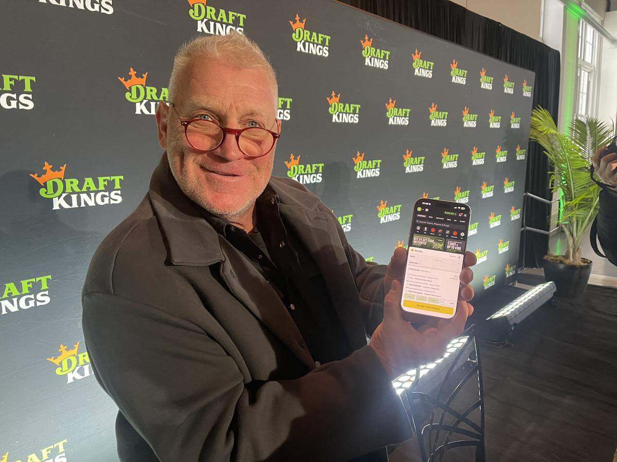 Former St. Louis Blues winger Brett Hull shows a reporter his DraftKings bet to mark the rollout of Missouri’s legal sports betting industry on Dec. 1, 2025.
