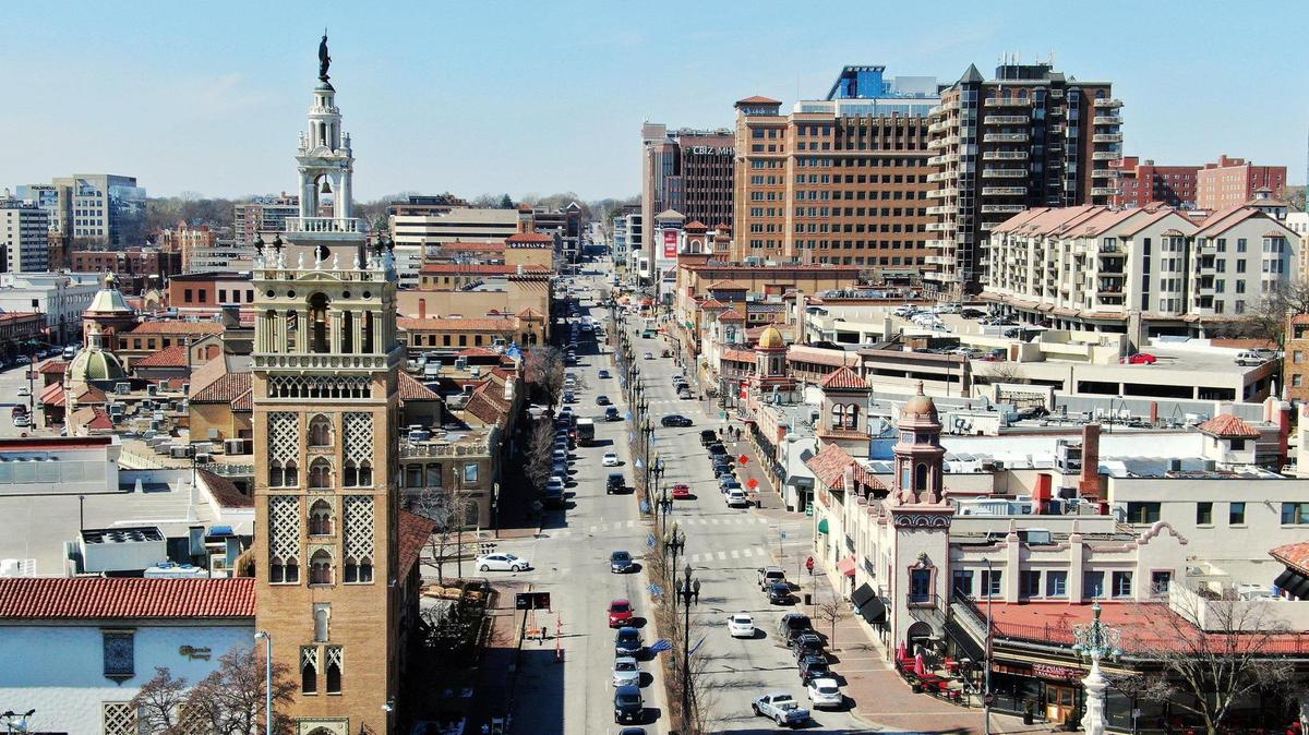 Shop, fountains, dragon boats & Spanish architecture? Your neighborhood guide to the Plaza