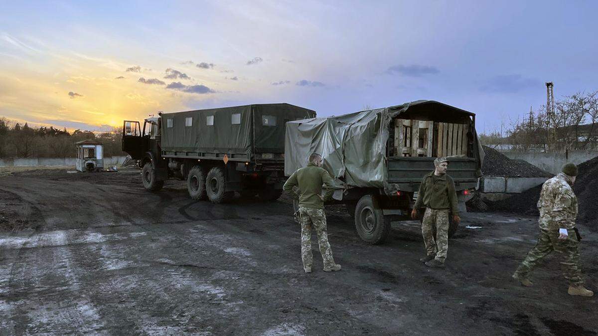 Ukrainian Territorial Defense Forces soldiers receive aid courtesy of Spirit of America. This shipment went directly to new volunteers who are undergoing training to join the TDF.
