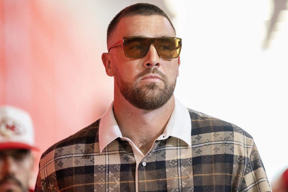 Kansas City Chiefs tight end Travis Kelce (87) arrives at GEHA Field at Arrowhead Stadium for the game against the Detroit Lions on Sunday, October 12, 2025, in Kansas City.