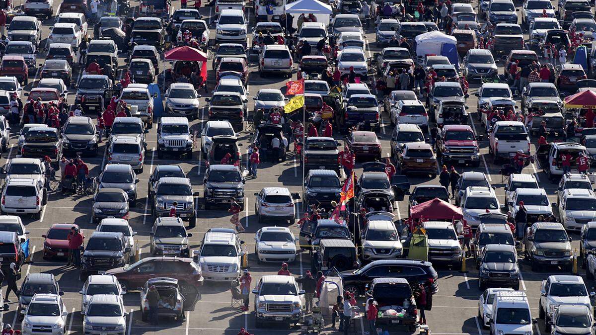 Fans headed to the Chiefs-Houston Texans AFC divisional playoff game on Saturday afternoon will want to arrive early. What police suggest people to avoid is being the last 10-15% of fans showing up a half hour before the 3:30 p.m. kick-off expecting to park and enter the stadium quickly.