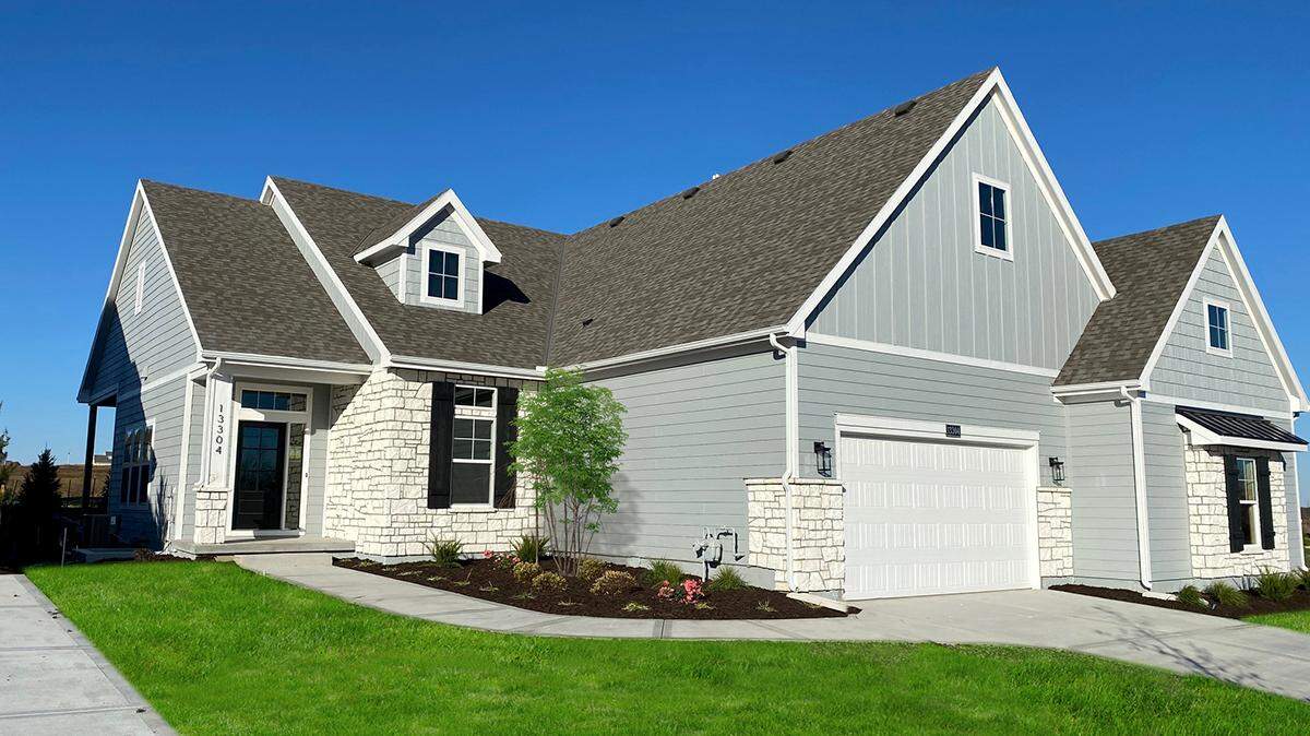 Chapel Hill’s newest lifestyle opportunity, Chapel Hill Villas, is developed by architect Scott Bickford and master crafted by contractor James Engle Custom Homes. The featured model, Spring Parade entry 141, features high ceilings, stunning finishes and 2- or 3-car garages. Stop by daily to see more reverse 1½-story villa designs.