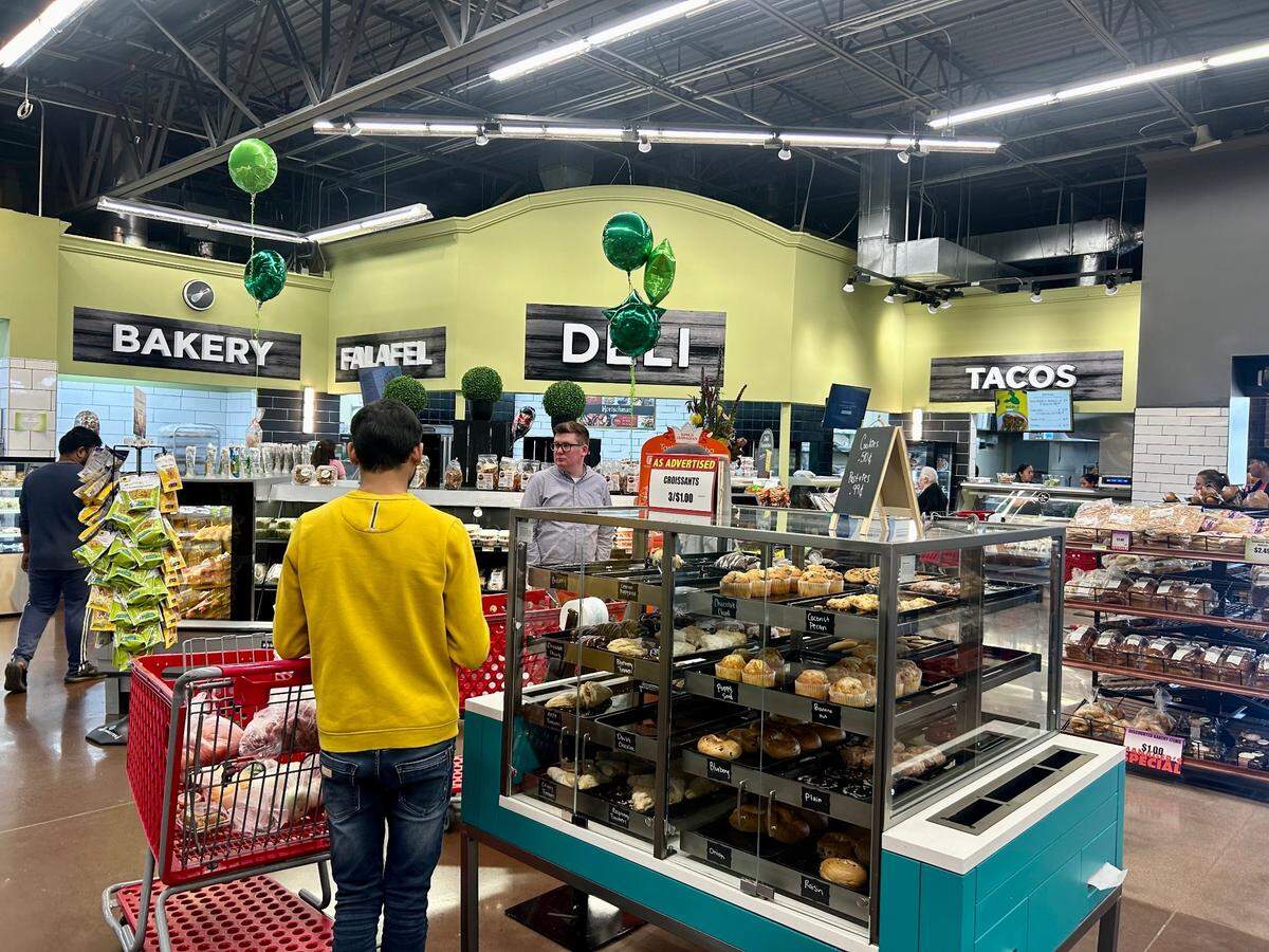 World Fresh Market’s bakery includes cakes, pan dulce and other treats.