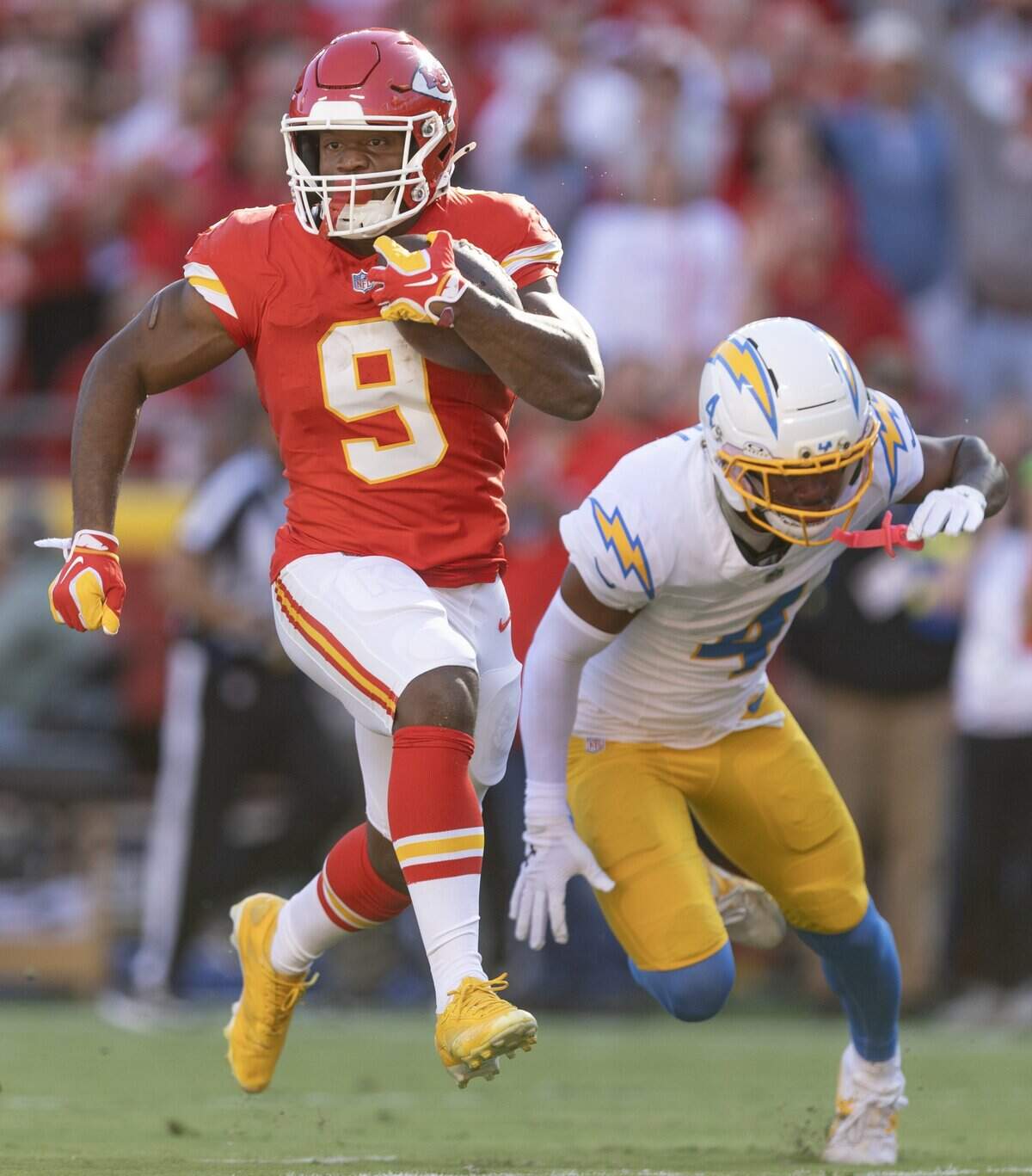 Kansas City Chiefs running back Kenneth Walker III (9) runs in for a touchdown against the Los Angeles Chargers during the first quarter on Sunday at Arrowhead Stadium.