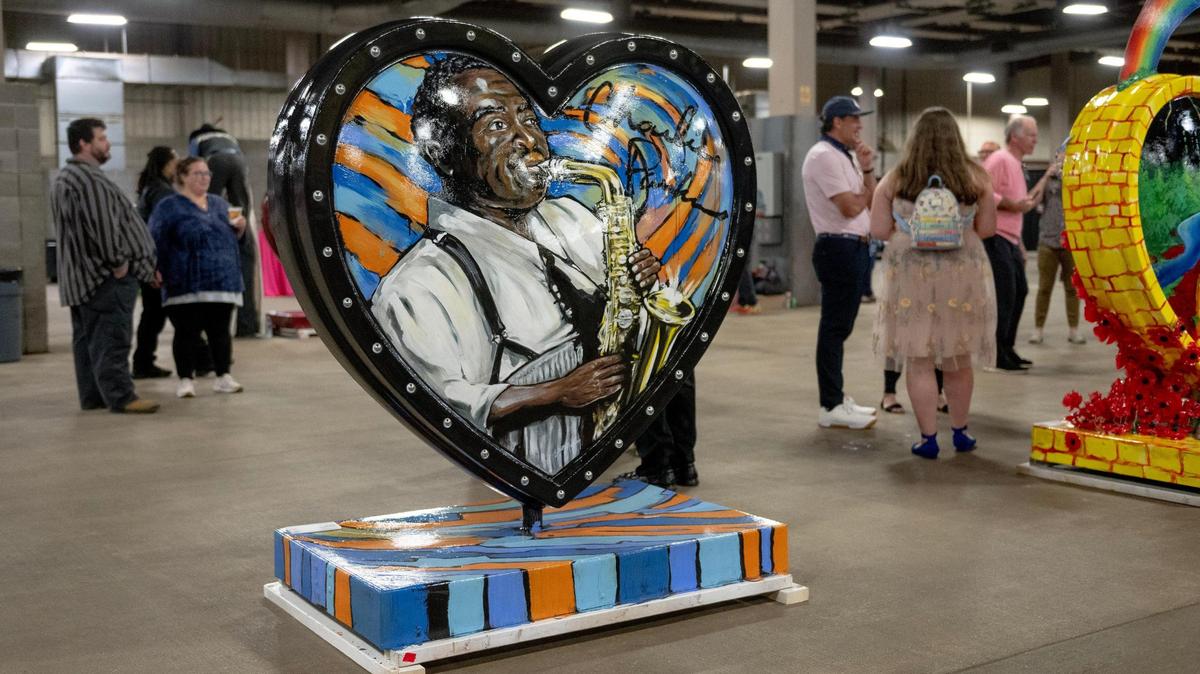 "Charlie", del artista Scott Manly, es uno de los 40 corazones que componen la temporada 2023 de The Parade of Hearts.