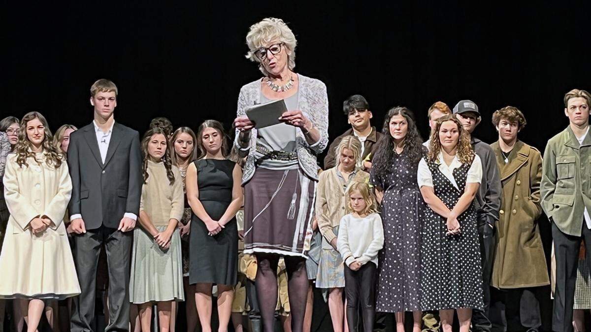 Camilla Mandler, daughter of Erika and George Mandler, thanks Chillicothe High School students for bringing her parents’ story to the stage.
