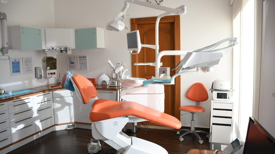 A Minnesota dentist is accused of malpractice after a patient said he performed eight crowns, four root canals and 20 fillings in one visit.