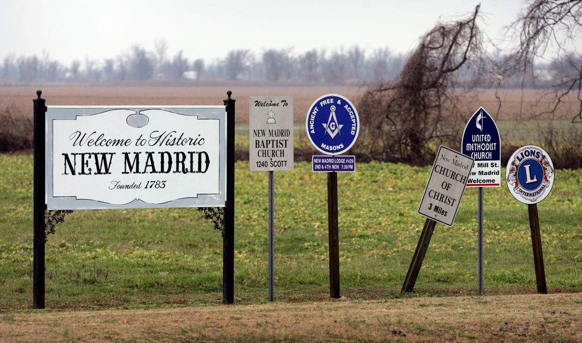 Signs welcome visitors to New Madrid in 2012, when the two commemorated the 200-year anniversary of a major earthquake.