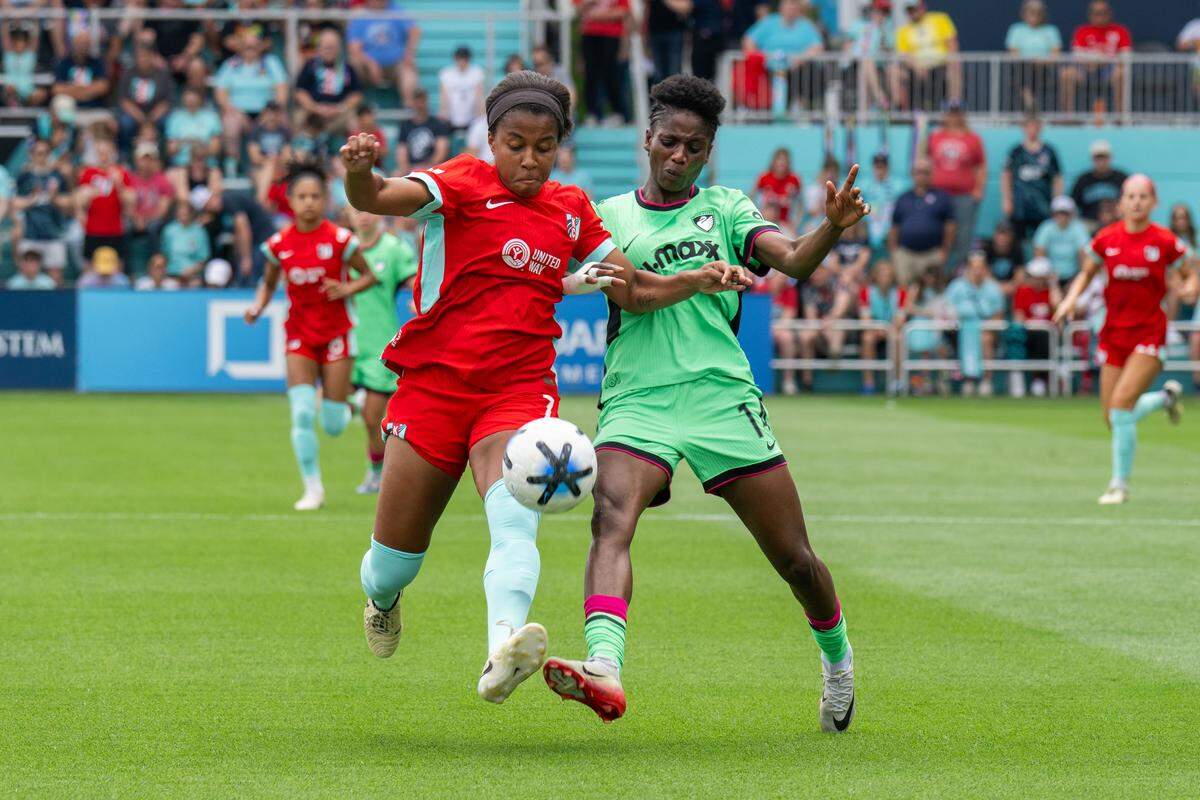 Current defender Elizabeth Ball (7) chases down a loose ball during KC’s 1-0 victory over the Boston Legacy on Saturday, May 30, 2026 at CPKC Stadium in Kansas City.