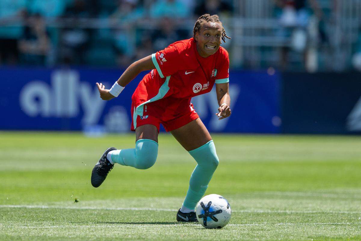 KC Current defender Gabrielle Robinson kicks the ball upfield against Portland Thorns FC on Sunday, May 24, 2026, at CPKC Stadium in Kansas City. Depending on the length of DirecTV and Scripps’ retransmission rate dispute, Kansas City DirecTV users may not be able to watch KC Current matches later this monthand into early July.