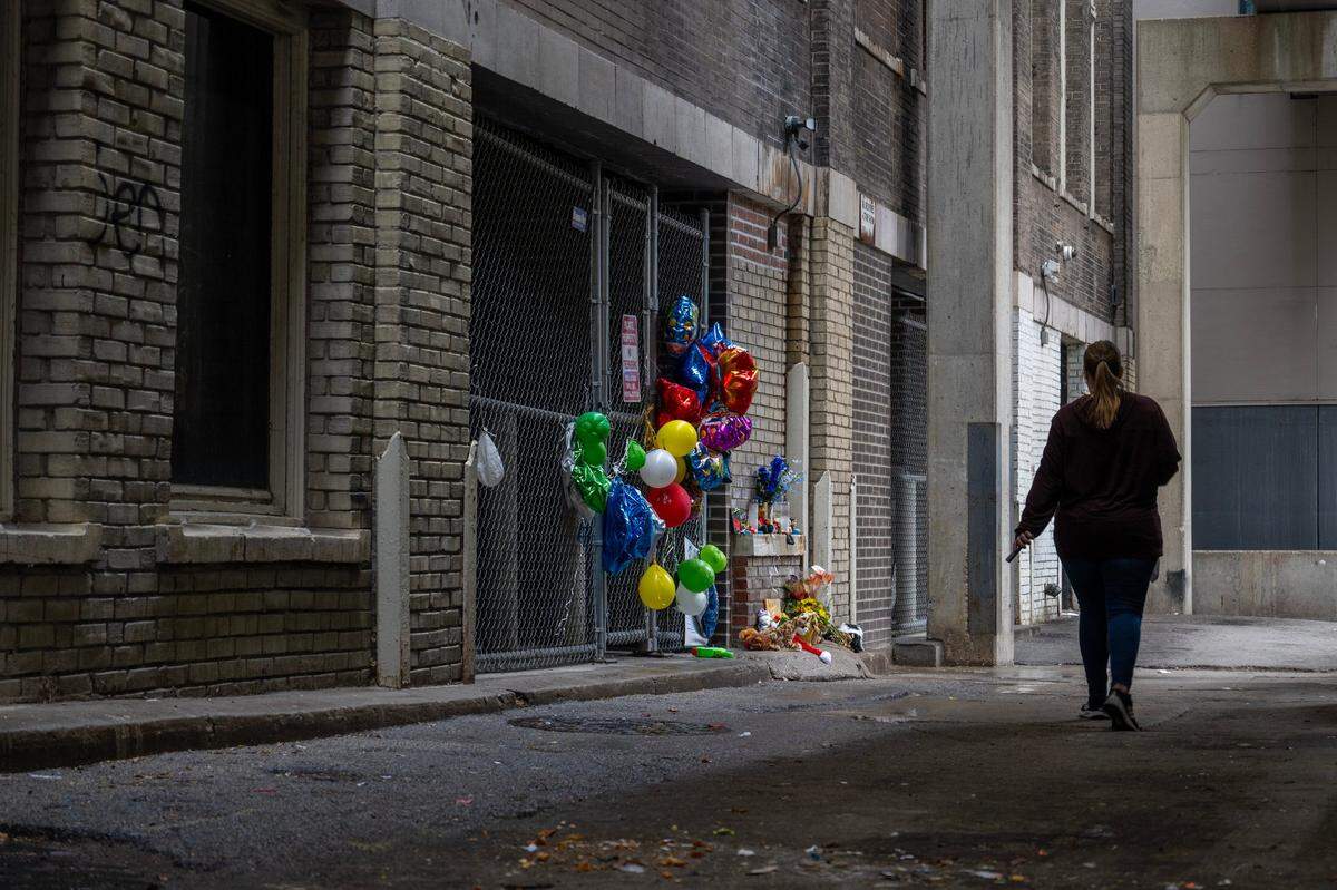 A makeshift memorial is seen along an alley near East 10th Street and Grand Boulevard on Friday, Dec. 15, 2023, in Kansas City. The memorial was set up for 5-year-old Grayson O’Conner, who fell to his death from a window of the Grand Boulevard Lofts.