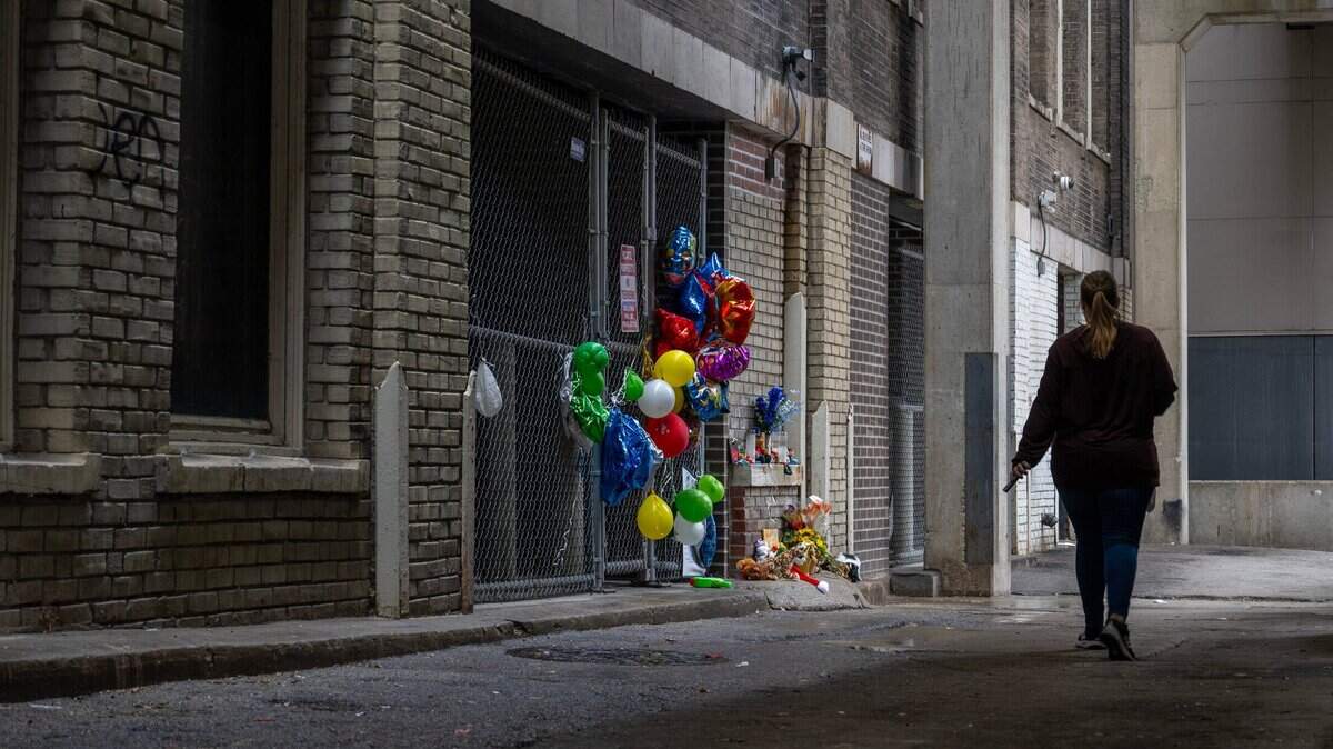 A makeshift memorial is seen along an alley near East 10th Street and Grand Boulevard in December 2023, in Kansas City. The memorial was set up for 5-year-old Grayson O’Conner, who fell to his death from a window of the Grand Boulevard Lofts.