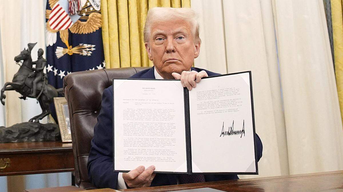 US President Donald Trump signs executive orders in the Oval Office of the White House in Washington on January 23, 2025. Photo by Yuri Gripas/Abaca/Sipa USA