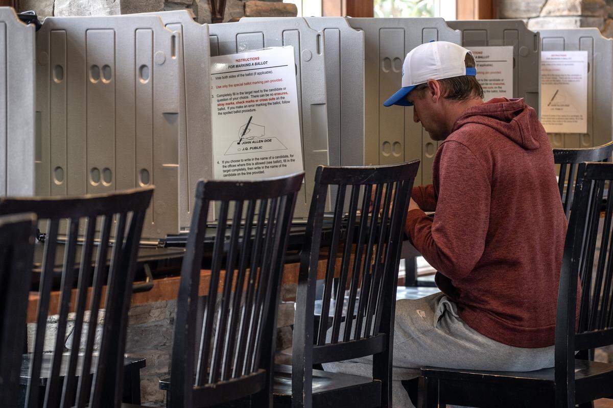 A voter casts their ballot at Thousand Oaks Oasis Pool and Clubhouse during Election Day on Tuesday, April 7, 2026, in Parkville.