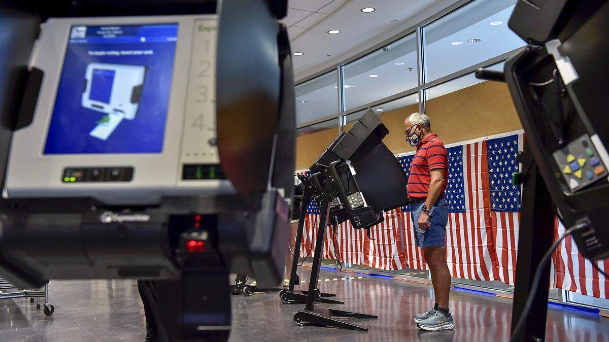 Gilbert Castillo of Kansas City uses a ballot marking machine to vote at Union Station in last year’s general election.