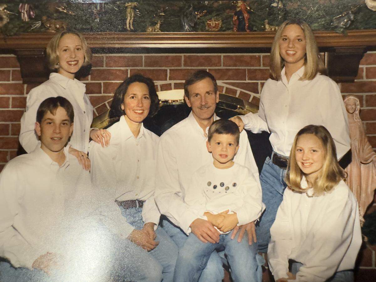 A VinZant family photo (undated) From left to right: Whitney, Sarah, Beth, Whitney III, Ben, Emily, Allyson