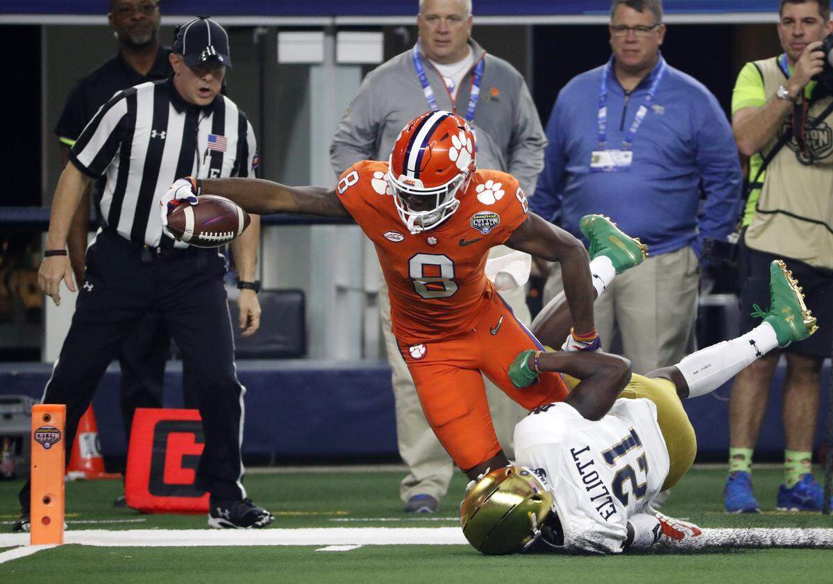 Clemson wide receiver Justyn Ross leans for the end zone and scores against Notre Dame during the first half of Saturday’s first national semifinal.